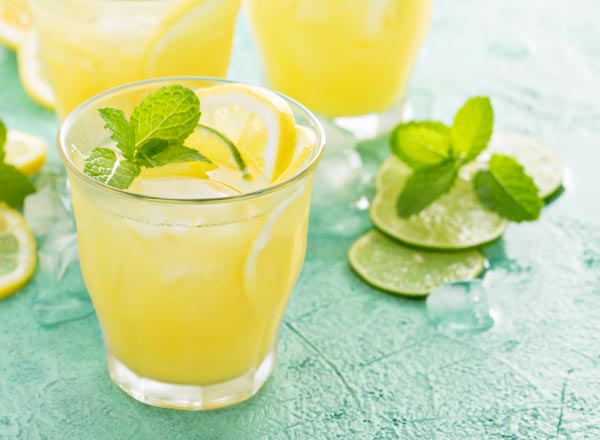 Cocktail mit Zitrone und Bitter Lemon
