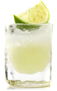 Wodka mit Limette im Eisglas